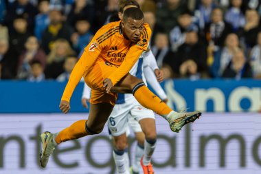 Madrid, İspanya - 24 Kasım 2024: Madrid 'de Leganes FC ve Real Madrid arasında oynanan lig maçı. Gerçek Madrid oyuncuları. Turuncu forma. Lig 2024 2025. Avrupa futbol şampiyonları