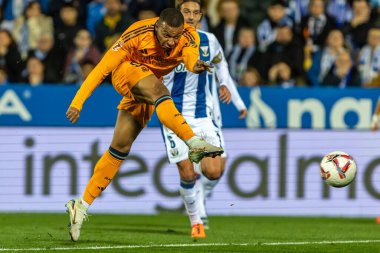 Madrid, İspanya - 24 Kasım 2024: Madrid 'de Leganes FC ve Real Madrid arasında oynanan lig maçı. Gerçek Madrid oyuncuları. Turuncu forma. Lig 2024 2025. Avrupa futbol şampiyonları