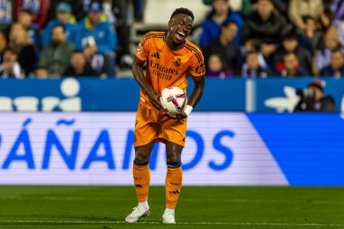 Madrid, İspanya - 24 Kasım 2024: Madrid 'de Leganes FC ve Real Madrid arasında oynanan lig maçı. Gerçek Madrid oyuncuları. Turuncu forma. Lig 2024 2025. Avrupa futbol şampiyonları