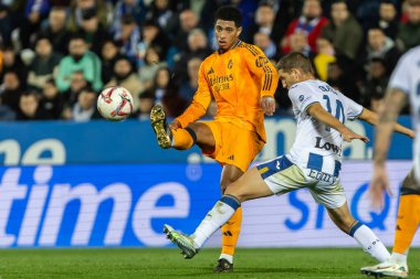 Madrid, İspanya - 24 Kasım 2024: Madrid 'de Leganes FC ve Real Madrid arasında oynanan lig maçı. Gerçek Madrid oyuncuları. Turuncu forma. Lig 2024 2025. Avrupa futbol şampiyonları