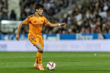 Madrid, İspanya - 24 Kasım 2024: Madrid 'de Leganes FC ve Real Madrid arasında oynanan lig maçı. Gerçek Madrid oyuncuları. Turuncu forma. Lig 2024 2025. Avrupa futbol şampiyonları