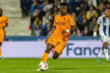 Madrid, İspanya - 24 Kasım 2024: Madrid 'de Leganes FC ve Real Madrid arasında oynanan lig maçı. Gerçek Madrid oyuncuları. Turuncu forma. Lig 2024 2025. Avrupa futbol şampiyonları