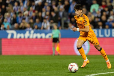 Madrid, İspanya - 24 Kasım 2024: Madrid 'de Leganes FC ve Real Madrid arasında oynanan lig maçı. Gerçek Madrid oyuncuları. Turuncu forma. Lig 2024 2025. Avrupa futbol şampiyonları