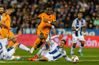 Madrid, İspanya - 24 Kasım 2024: Madrid 'de Leganes FC ve Real Madrid arasında oynanan lig maçı. Gerçek Madrid oyuncuları. Turuncu forma. Lig 2024 2025. Avrupa futbol şampiyonları