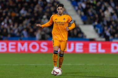 Madrid, İspanya - 24 Kasım 2024: Madrid 'de Leganes FC ve Real Madrid arasında oynanan lig maçı. Gerçek Madrid oyuncuları. Turuncu forma. Lig 2024 2025. Avrupa futbol şampiyonları