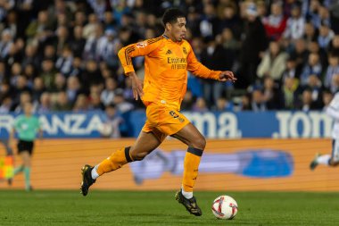 Madrid, İspanya - 24 Kasım 2024: Madrid 'de Leganes FC ve Real Madrid arasında oynanan lig maçı. Gerçek Madrid oyuncuları. Turuncu forma. Lig 2024 2025. Avrupa futbol şampiyonları