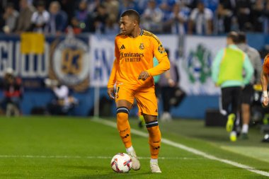 Madrid, İspanya - 24 Kasım 2024: Madrid 'de Leganes FC ve Real Madrid arasında oynanan lig maçı. Gerçek Madrid oyuncuları. Turuncu forma. Lig 2024 2025. Avrupa futbol şampiyonları