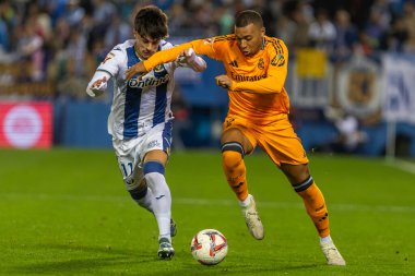 Madrid, İspanya - 24 Kasım 2024: Madrid 'de Leganes FC ve Real Madrid arasında oynanan lig maçı. Gerçek Madrid oyuncuları. Turuncu forma. Lig 2024 2025. Avrupa futbol şampiyonları