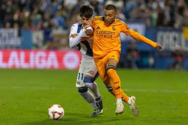 Madrid, İspanya - 24 Kasım 2024: Madrid 'de Leganes FC ve Real Madrid arasında oynanan lig maçı. Gerçek Madrid oyuncuları. Turuncu forma. Lig 2024 2025. Avrupa futbol şampiyonları