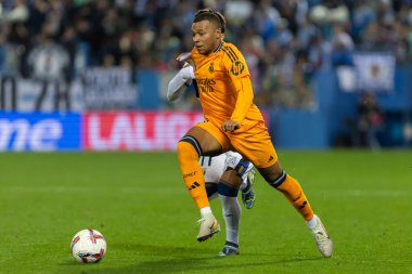 Madrid, İspanya - 24 Kasım 2024: Madrid 'de Leganes FC ve Real Madrid arasında oynanan lig maçı. Gerçek Madrid oyuncuları. Turuncu forma. Lig 2024 2025. Avrupa futbol şampiyonları