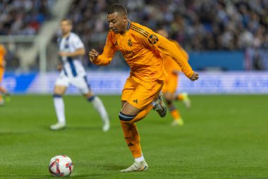 Madrid, İspanya - 24 Kasım 2024: Madrid 'de Leganes FC ve Real Madrid arasında oynanan lig maçı. Gerçek Madrid oyuncuları. Turuncu forma. Lig 2024 2025. Avrupa futbol şampiyonları