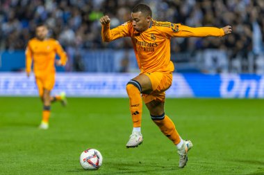 Madrid, İspanya - 24 Kasım 2024: Madrid 'de Leganes FC ve Real Madrid arasında oynanan lig maçı. Gerçek Madrid oyuncuları. Turuncu forma. Lig 2024 2025. Avrupa futbol şampiyonları
