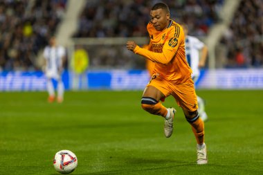 Madrid, İspanya - 24 Kasım 2024: Madrid 'de Leganes FC ve Real Madrid arasında oynanan lig maçı. Gerçek Madrid oyuncuları. Turuncu forma. Lig 2024 2025. Avrupa futbol şampiyonları