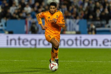 Madrid, İspanya - 24 Kasım 2024: Madrid 'de Leganes FC ve Real Madrid arasında oynanan lig maçı. Gerçek Madrid oyuncuları. Turuncu forma. Lig 2024 2025. Avrupa futbol şampiyonları