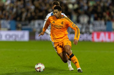 Madrid, İspanya - 24 Kasım 2024: Madrid 'de Leganes FC ve Real Madrid arasında oynanan lig maçı. Gerçek Madrid oyuncuları. Turuncu forma. Lig 2024 2025. Avrupa futbol şampiyonları