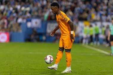 Madrid, İspanya - 24 Kasım 2024: Madrid 'de Leganes FC ve Real Madrid arasında oynanan lig maçı. Gerçek Madrid oyuncuları. Turuncu forma. Lig 2024 2025. Avrupa futbol şampiyonları