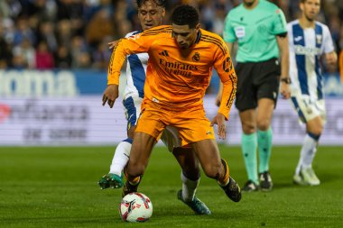 Madrid, İspanya - 24 Kasım 2024: Madrid 'de Leganes FC ve Real Madrid arasında oynanan lig maçı. Gerçek Madrid oyuncuları. Turuncu forma. Lig 2024 2025. Avrupa futbol şampiyonları