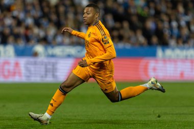 Madrid, İspanya - 24 Kasım 2024: Madrid 'de Leganes FC ve Real Madrid arasında oynanan lig maçı. Gerçek Madrid oyuncuları. Turuncu forma. Lig 2024 2025. Avrupa futbol şampiyonları