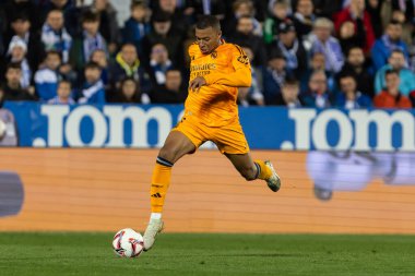 Madrid, İspanya - 24 Kasım 2024: Madrid 'de Leganes FC ve Real Madrid arasında oynanan lig maçı. Gerçek Madrid oyuncuları. Turuncu forma. Lig 2024 2025. Avrupa futbol şampiyonları