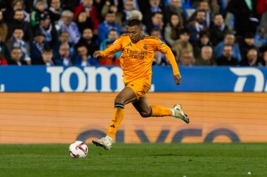 Madrid, İspanya - 24 Kasım 2024: Madrid 'de Leganes FC ve Real Madrid arasında oynanan lig maçı. Gerçek Madrid oyuncuları. Turuncu forma. Lig 2024 2025. Avrupa futbol şampiyonları