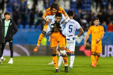 Madrid, İspanya - 24 Kasım 2024: Madrid 'de Leganes FC ve Real Madrid arasında oynanan lig maçı. Gerçek Madrid oyuncuları. Turuncu forma. Lig 2024 2025. Avrupa futbol şampiyonları