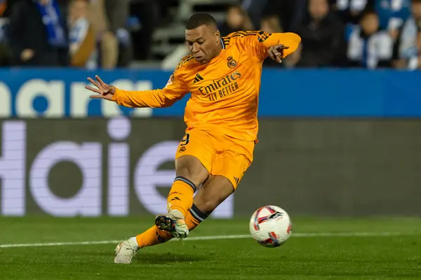 Madrid, İspanya - 24 Kasım 2024: Madrid 'de Leganes FC ve Real Madrid arasında oynanan lig maçı. Gerçek Madrid oyuncuları. Turuncu forma. Lig 2024 2025. Avrupa futbol şampiyonları