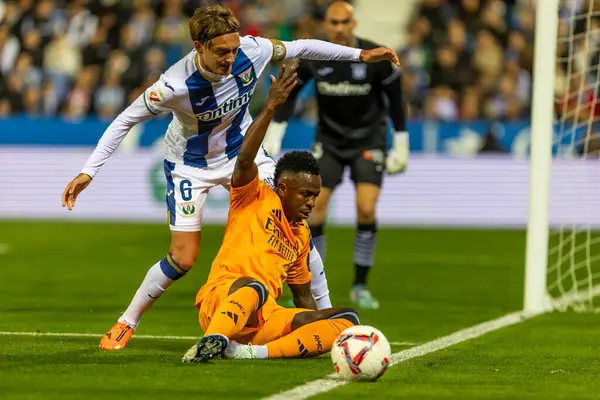 Madrid, İspanya - 24 Kasım 2024: Madrid 'de Leganes FC ve Real Madrid arasında oynanan lig maçı. Gerçek Madrid oyuncuları. Turuncu forma. Lig 2024 2025. Avrupa futbol şampiyonları