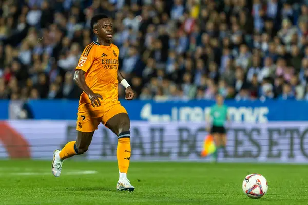 Madrid, İspanya - 24 Kasım 2024: Madrid 'de Leganes FC ve Real Madrid arasında oynanan lig maçı. Gerçek Madrid oyuncuları. Turuncu forma. Lig 2024 2025. Avrupa futbol şampiyonları