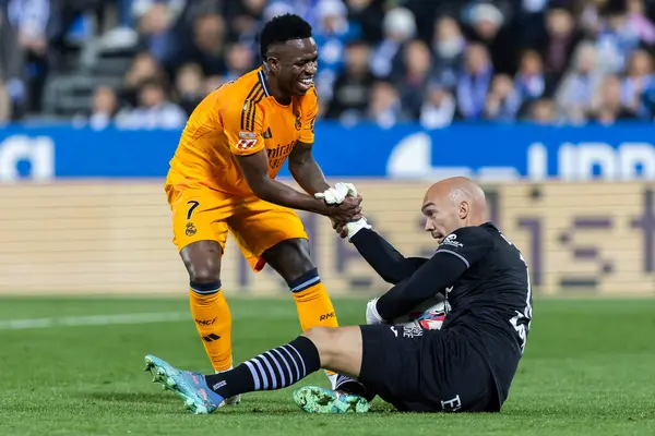 Madrid, İspanya - 24 Kasım 2024: Madrid 'de Leganes FC ve Real Madrid arasında oynanan lig maçı. Gerçek Madrid oyuncuları. Turuncu forma. Lig 2024 2025. Avrupa futbol şampiyonları