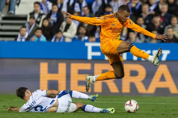 Madrid, İspanya - 24 Kasım 2024: Madrid 'de Leganes FC ve Real Madrid arasında oynanan lig maçı. Gerçek Madrid oyuncuları. Turuncu forma. Lig 2024 2025. Avrupa futbol şampiyonları