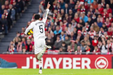 Bilbao, İspanya - 4 Aralık 2024: Athletic Bilbao ile Real Madrid arasındaki lig maçı Bilbao 'da oynandı. Jude Bellinghan maç boyunca beyaz gömlekli. Avrupa Şampiyonları.