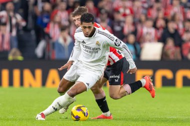 Bilbao, İspanya - 4 Aralık 2024: Athletic Bilbao ile Real Madrid arasındaki lig maçı Bilbao 'da oynandı. Jude Bellinghan maç boyunca beyaz gömlekli. Avrupa Şampiyonları.