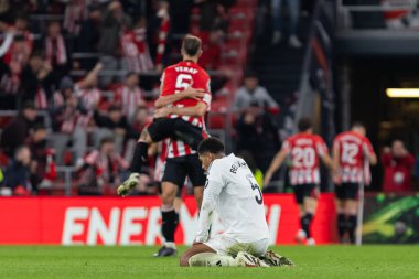 Bilbao, İspanya - 4 Aralık 2024: Athletic Bilbao ile Real Madrid arasındaki lig maçı Bilbao 'da oynandı. Jude Bellinghan maç boyunca beyaz gömlekli. Avrupa Şampiyonları.