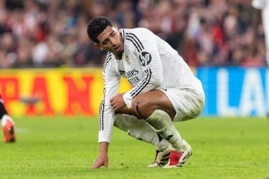 Bilbao, İspanya - 4 Aralık 2024: Athletic Bilbao ile Real Madrid arasındaki lig maçı Bilbao 'da oynandı. Jude Bellinghan maç boyunca beyaz gömlekli. Avrupa Şampiyonları.