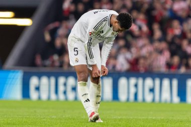 Bilbao, İspanya - 4 Aralık 2024: Athletic Bilbao ile Real Madrid arasındaki lig maçı Bilbao 'da oynandı. Jude Bellinghan maç boyunca beyaz gömlekli. Avrupa Şampiyonları.