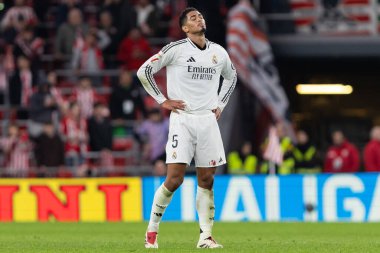Bilbao, İspanya - 4 Aralık 2024: Athletic Bilbao ile Real Madrid arasındaki lig maçı Bilbao 'da oynandı. Jude Bellinghan maç boyunca beyaz gömlekli. Avrupa Şampiyonları.