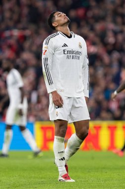 Bilbao, İspanya - 4 Aralık 2024: Athletic Bilbao ile Real Madrid arasındaki lig maçı Bilbao 'da oynandı. Jude Bellinghan maç boyunca beyaz gömlekli. Avrupa Şampiyonları.