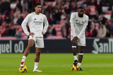 Bilbao, İspanya - 4 Aralık 2024: Athletic Bilbao ile Real Madrid arasındaki lig maçı Bilbao 'da oynandı. Jude Bellinghan maç boyunca beyaz gömlekli. Avrupa Şampiyonları.