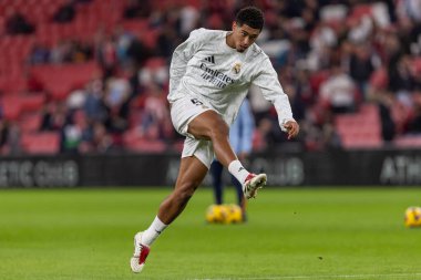 Bilbao, İspanya - 4 Aralık 2024: Athletic Bilbao ile Real Madrid arasındaki lig maçı Bilbao 'da oynandı. Jude Bellinghan maç boyunca beyaz gömlekli. Avrupa Şampiyonları.