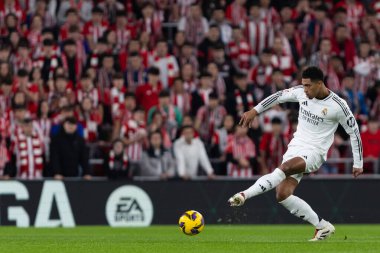 Bilbao, İspanya - 4 Aralık 2024: Athletic Bilbao ile Real Madrid arasındaki lig maçı Bilbao 'da oynandı. Jude Bellinghan maç boyunca beyaz gömlekli. Avrupa Şampiyonları.