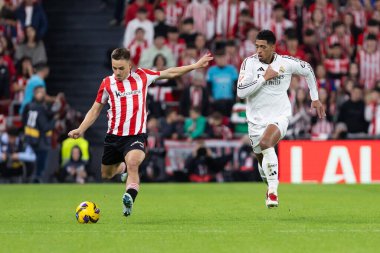 Bilbao, İspanya - 4 Aralık 2024: Athletic Bilbao ile Real Madrid arasındaki lig maçı Bilbao 'da oynandı. Jude Bellinghan maç boyunca beyaz gömlekli. Avrupa Şampiyonları.