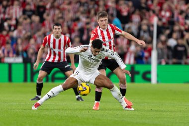 Bilbao, İspanya - 4 Aralık 2024: Athletic Bilbao ile Real Madrid arasındaki lig maçı Bilbao 'da oynandı. Jude Bellinghan maç boyunca beyaz gömlekli. Avrupa Şampiyonları.