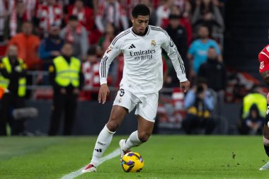 Bilbao, İspanya - 4 Aralık 2024: Athletic Bilbao ile Real Madrid arasındaki lig maçı Bilbao 'da oynandı. Jude Bellinghan maç boyunca beyaz gömlekli. Avrupa Şampiyonları.