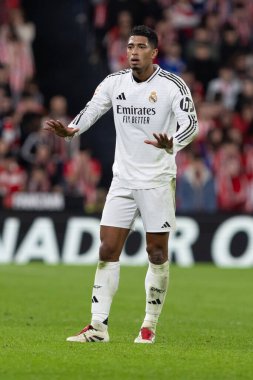 Bilbao, İspanya - 4 Aralık 2024: Athletic Bilbao ile Real Madrid arasındaki lig maçı Bilbao 'da oynandı. Jude Bellinghan maç boyunca beyaz gömlekli. Avrupa Şampiyonları.