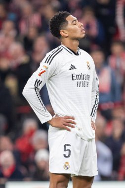 Bilbao, İspanya - 4 Aralık 2024: Athletic Bilbao ile Real Madrid arasındaki lig maçı Bilbao 'da oynandı. Jude Bellinghan maç boyunca beyaz gömlekli. Avrupa Şampiyonları.