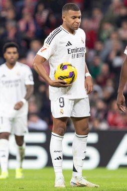 Bilbao, İspanya - 4 Aralık 2024: Athletic Bilbao ile Real Madrid arasındaki lig maçı Bilbao 'da oynandı. Maç sırasında beyaz gömlekli Kylian Mbappe. Avrupa Şampiyonları.