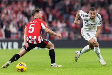 Bilbao, İspanya - 4 Aralık 2024: Athletic Bilbao ile Real Madrid arasındaki lig maçı Bilbao 'da oynandı. Maç sırasında beyaz gömlekli Kylian Mbappe. Avrupa Şampiyonları.