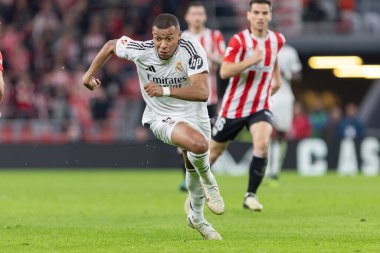 Bilbao, İspanya - 4 Aralık 2024: Athletic Bilbao ile Real Madrid arasındaki lig maçı Bilbao 'da oynandı. Maç sırasında beyaz gömlekli Kylian Mbappe. Avrupa Şampiyonları.