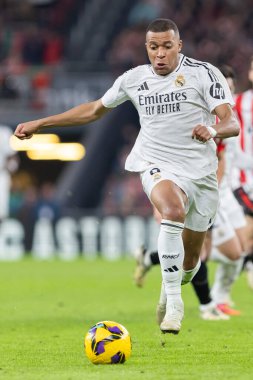 Bilbao, İspanya - 4 Aralık 2024: Athletic Bilbao ile Real Madrid arasındaki lig maçı Bilbao 'da oynandı. Maç sırasında beyaz gömlekli Kylian Mbappe. Avrupa Şampiyonları.