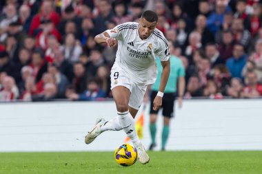 Bilbao, İspanya - 4 Aralık 2024: Athletic Bilbao ile Real Madrid arasındaki lig maçı Bilbao 'da oynandı. Maç sırasında beyaz gömlekli Kylian Mbappe. Avrupa Şampiyonları.